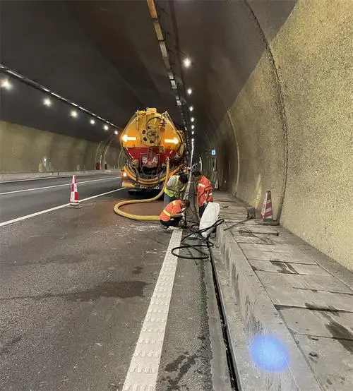 卢龙隧道排水渠清淤